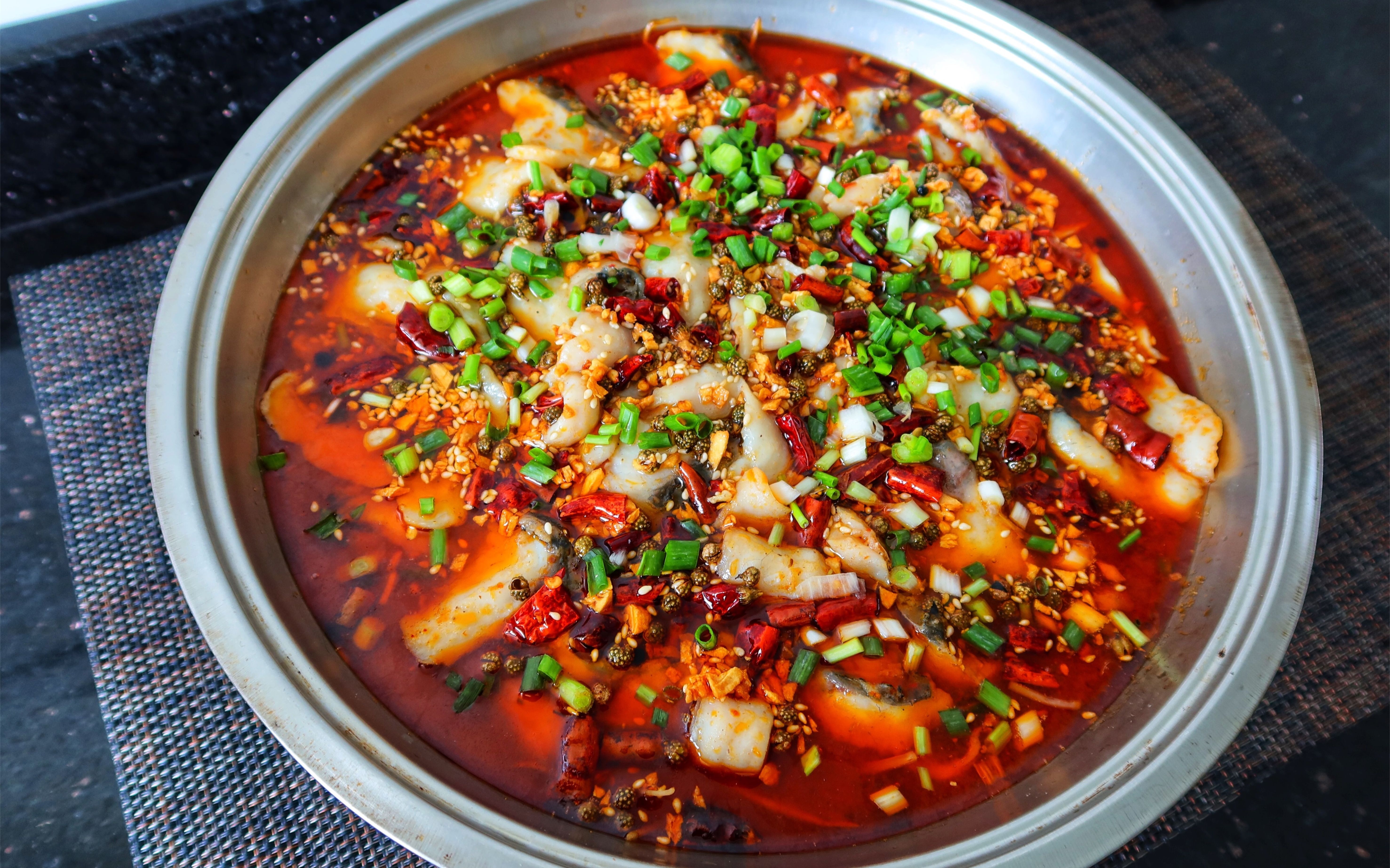 麻辣水煮鱼馋到流口水的做法鱼肉滑嫩好吃的停不下来