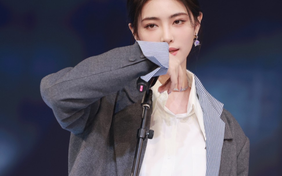 西装白衬衫,真的很犯规——许佳琪