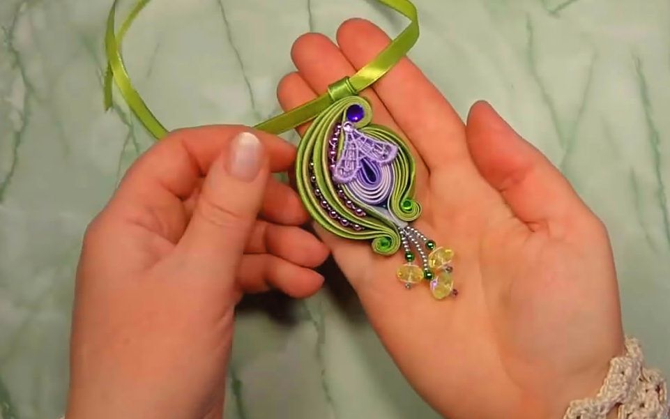 手工diy,用丝带制作"古典吊坠"的方法,步骤简单易学
