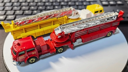 多美卡红白盒消防车展示