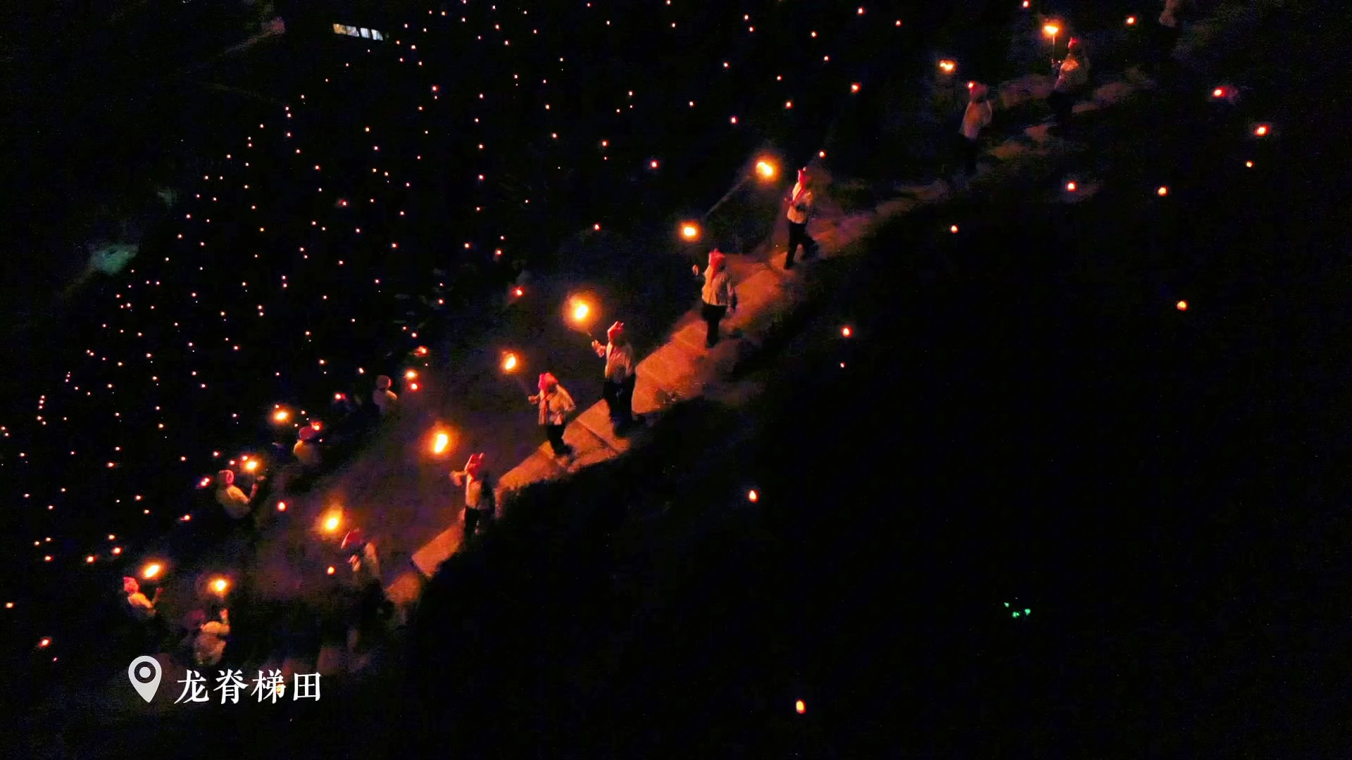 12月24日,龙脊梯田灯光夜景照亮夜空,@董宇辉 带上丈母娘粉一起来赏