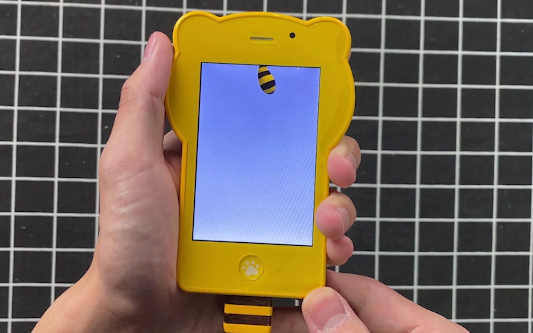 小伙斥巨资买了一台小浣熊干脆面手机,结果.