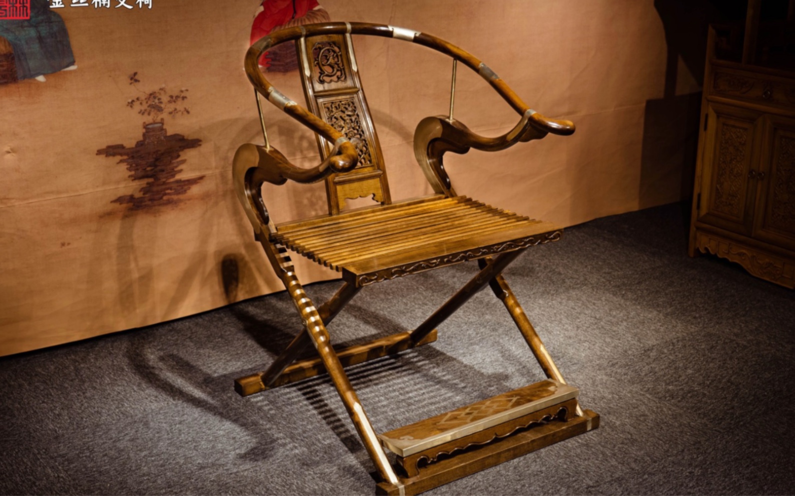 交椅:最少见但最显赫交椅在厅堂中陈设,以显其地位,有凌驾四座之势