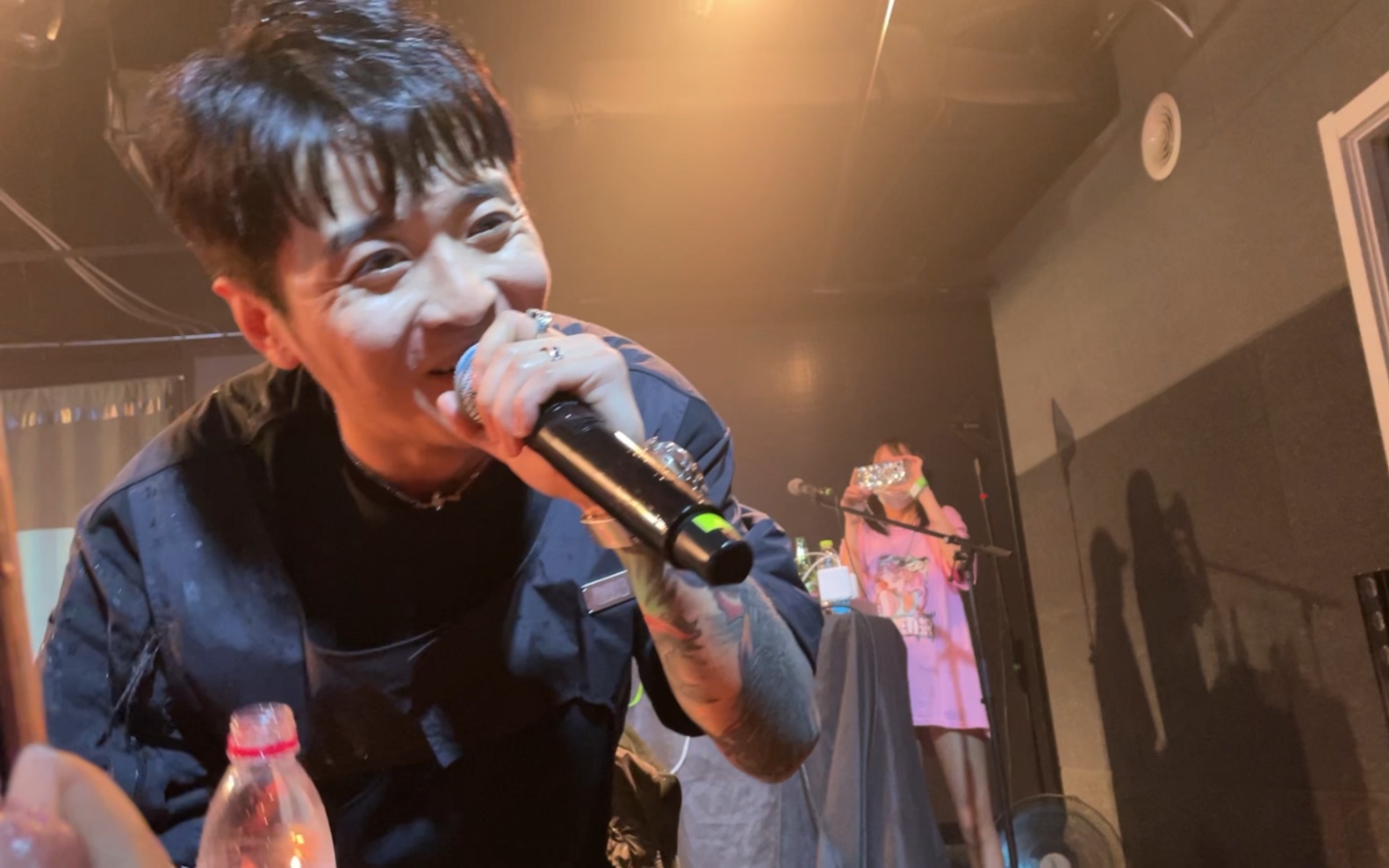 【泥鳅zinco】《个人简介》"还躲吗""不敢了不敢了" 一键卸妆 我没惹