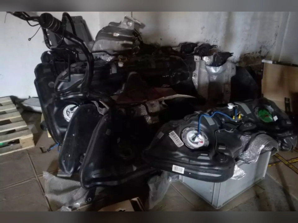 奔驰c300油箱总成