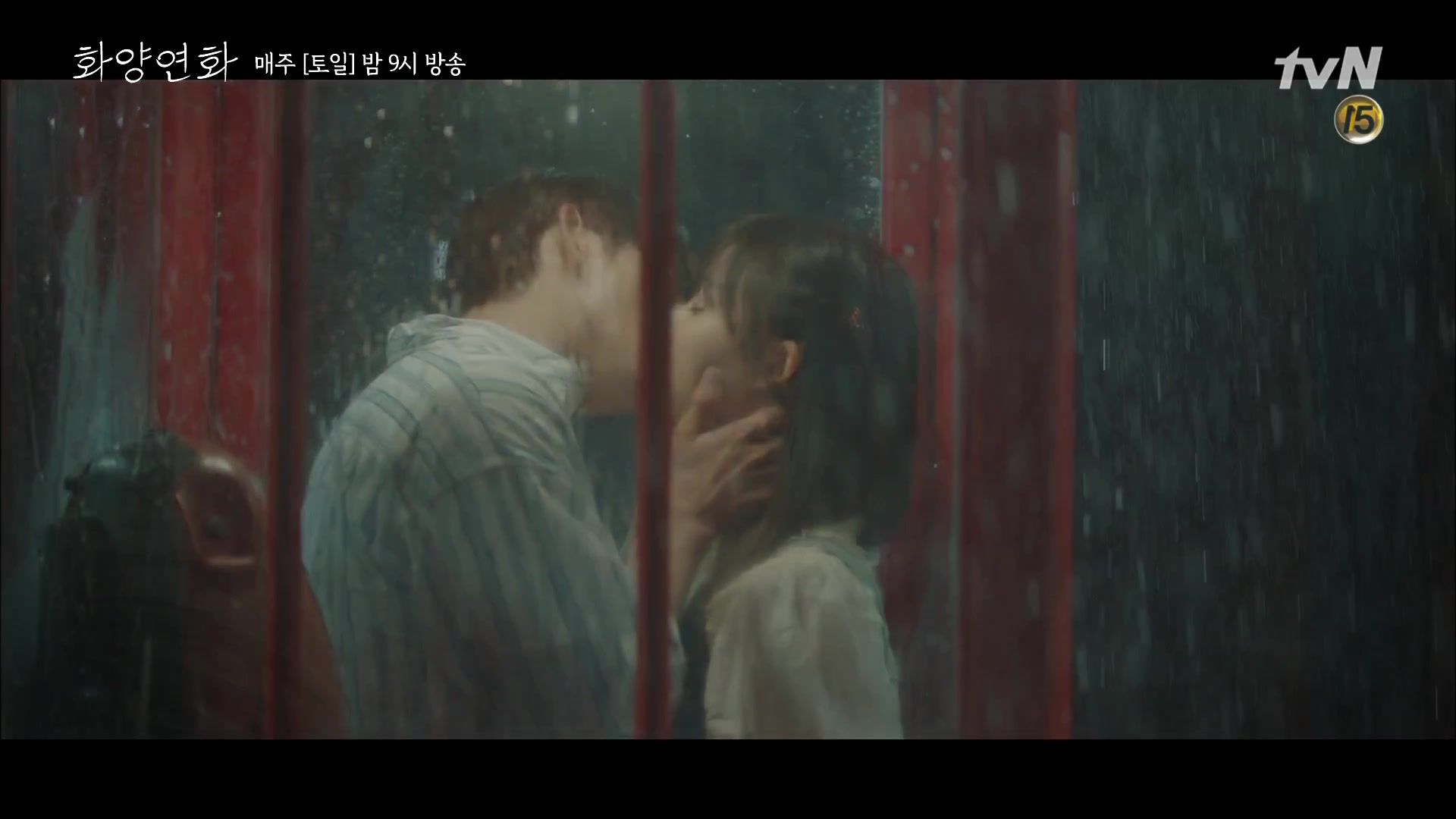 雨中电话亭接吻一起避雨一起弹吉他甜蜜幸福的恋爱时