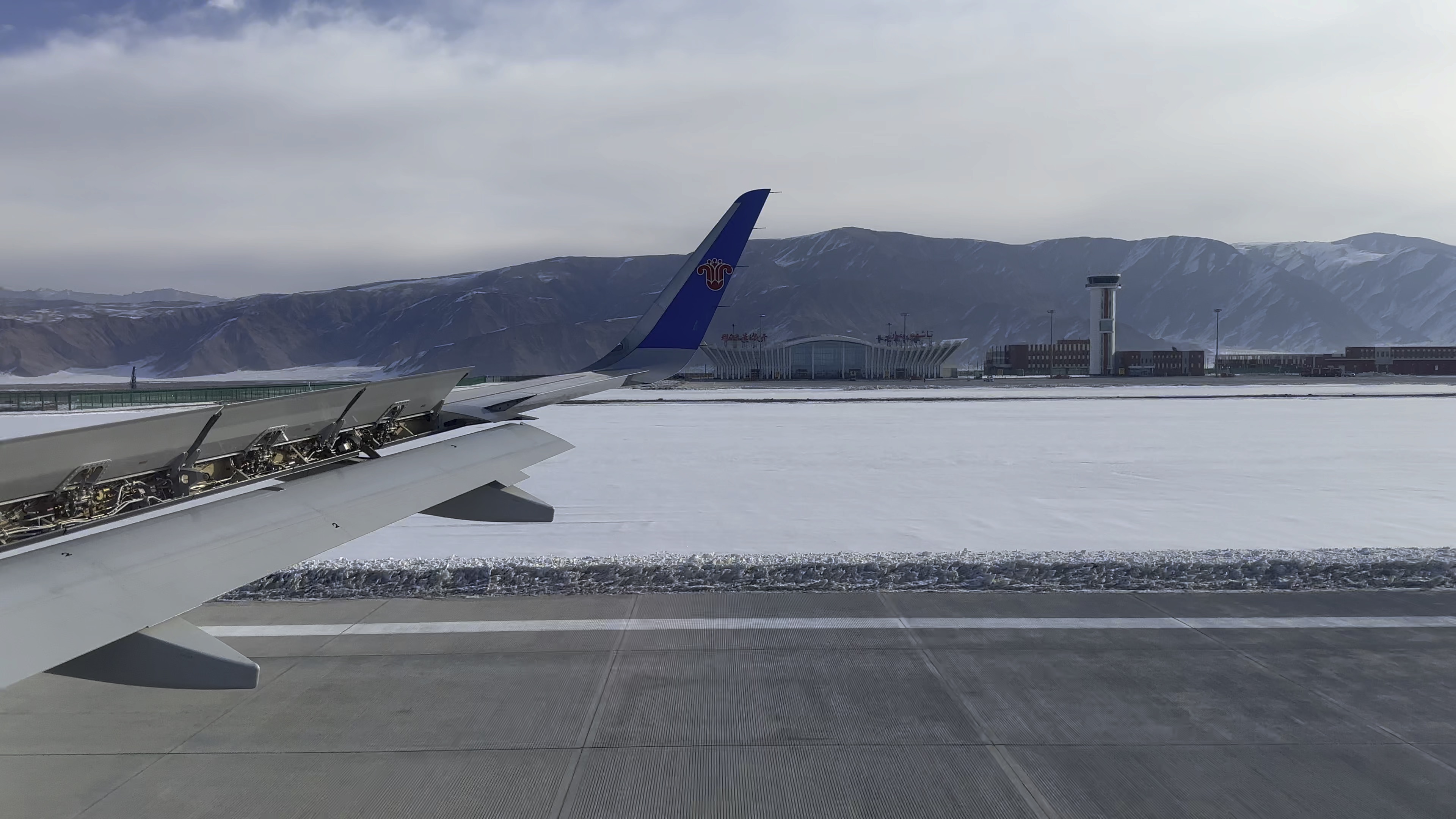 塔什库尔干红其拉甫机场降落