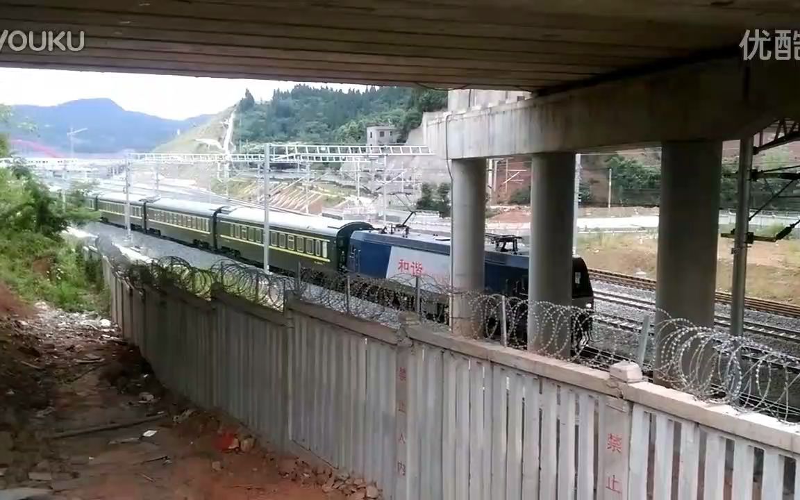 hxd3c0495成局重段牵引z223重庆北拉萨通过潆溪212国道桥下