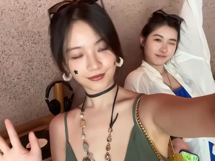 李庚希，虽然小，但是很大方啊