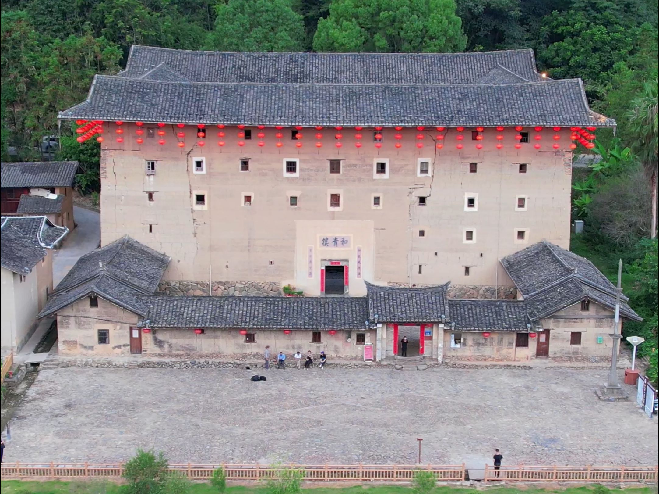 你见过建在沼泽地上的土楼吗?漂浮在沼泽地上290多年,经历5次地震依然没有坍塌,它就是被称为“天下第一奇楼”的和贵楼,也是电影“大鱼海棠”的取...