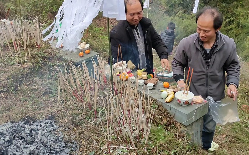 实拍贵州清明节,农村兄弟给爷爷奶奶扫墓上坟,祭拜场景感人至深