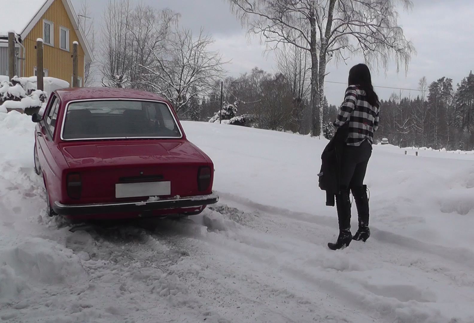 女司机雪地陷车图片