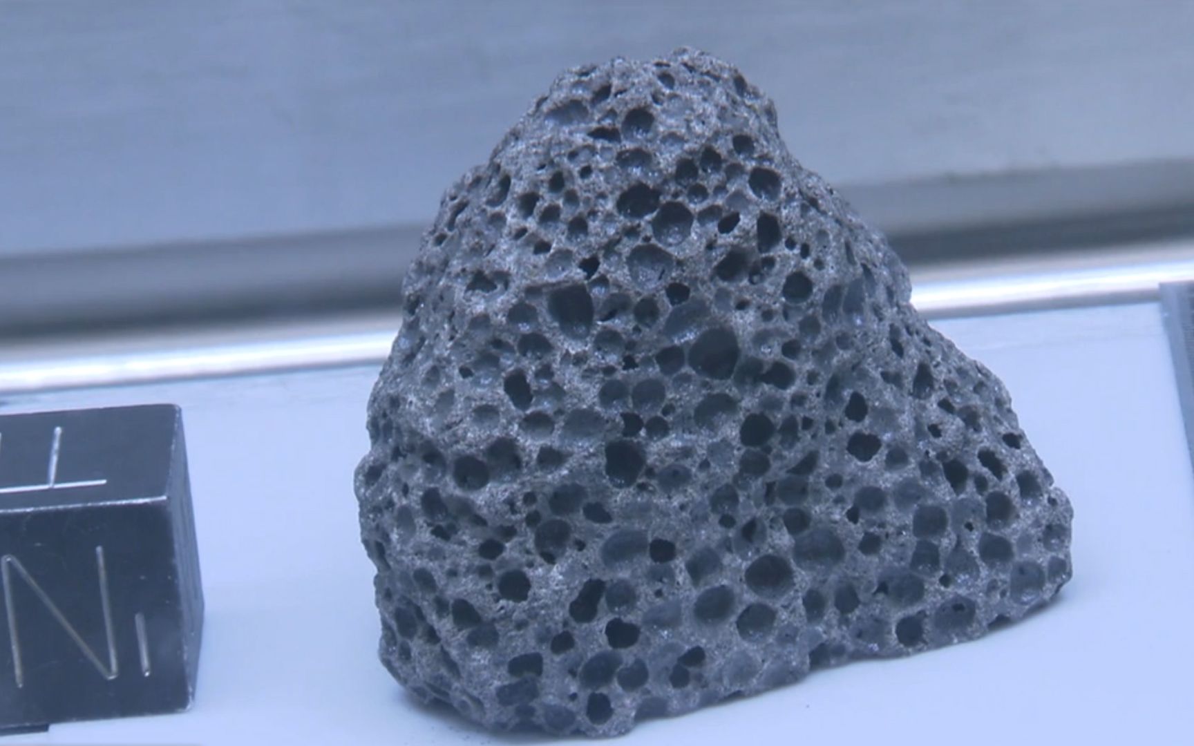 "我们在触摸历史" nasa开启密封47年的月球岩石样本_哔哩哔哩_bili