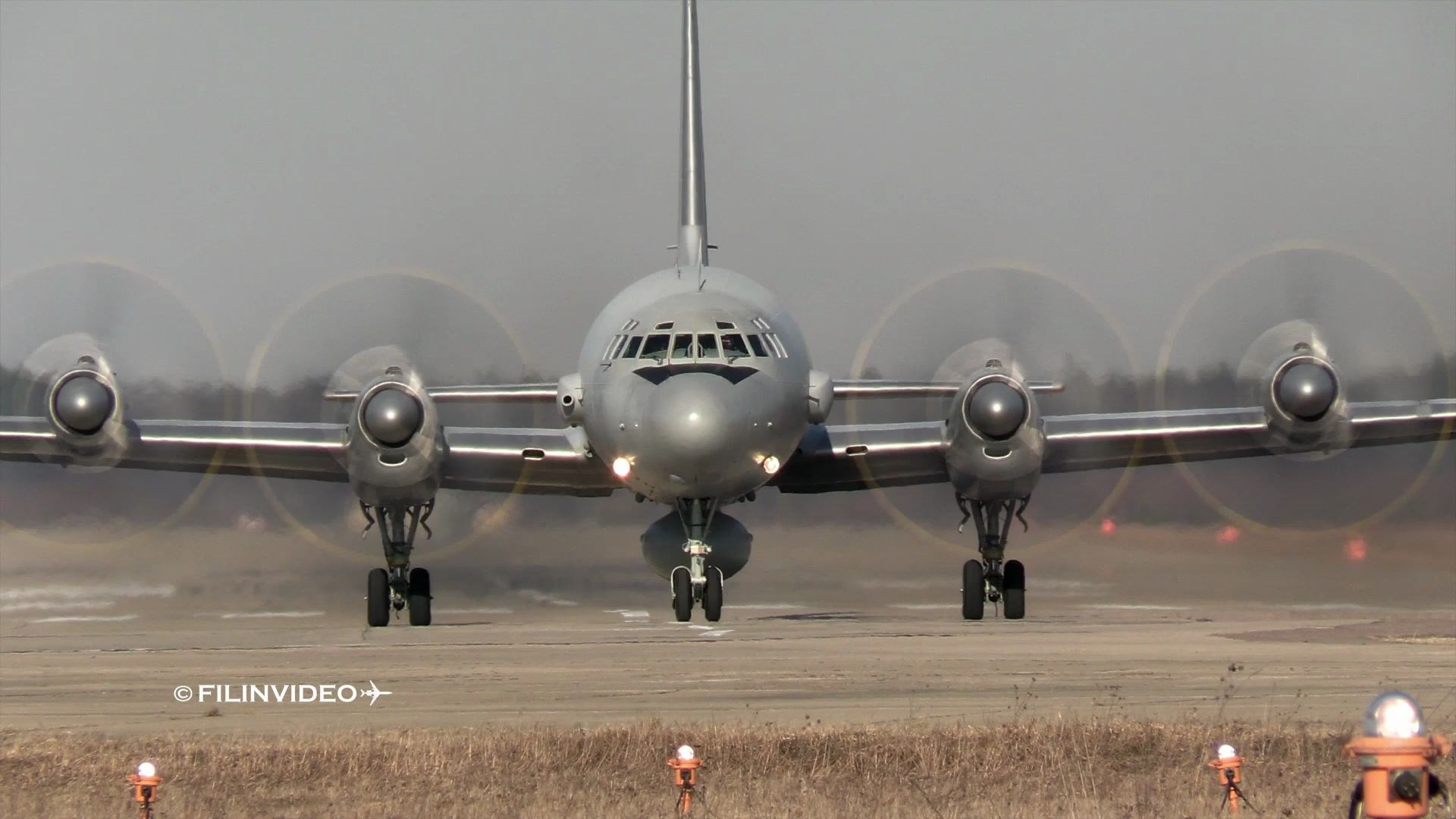 伊尔-20电子侦察机降落-俄罗斯库宾卡机场