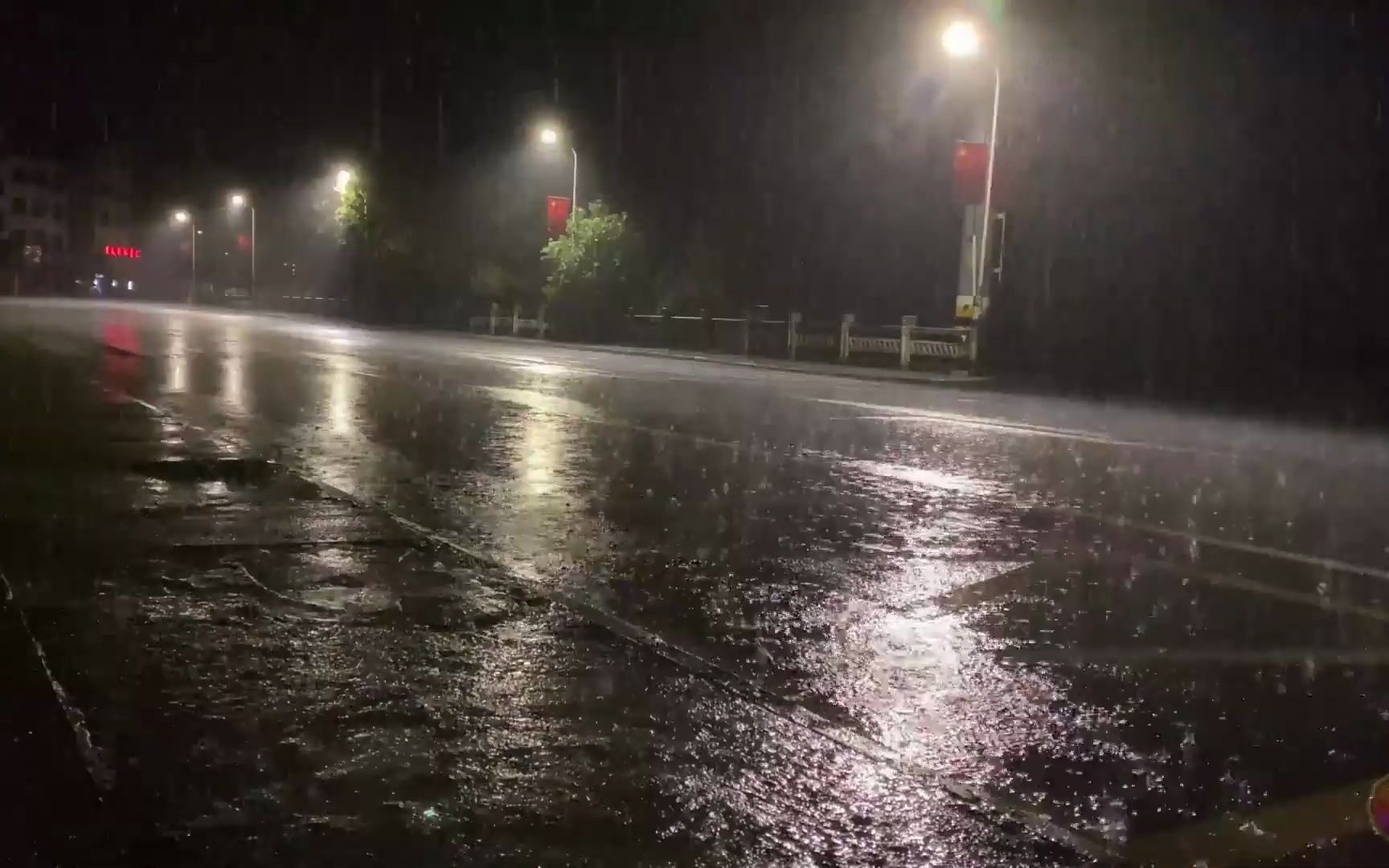 [图]路边的夜雨声和雷声/大自然白噪音雨声助眠/下雨声入睡/学习，放松，专注，催眠/自然环境音/2021