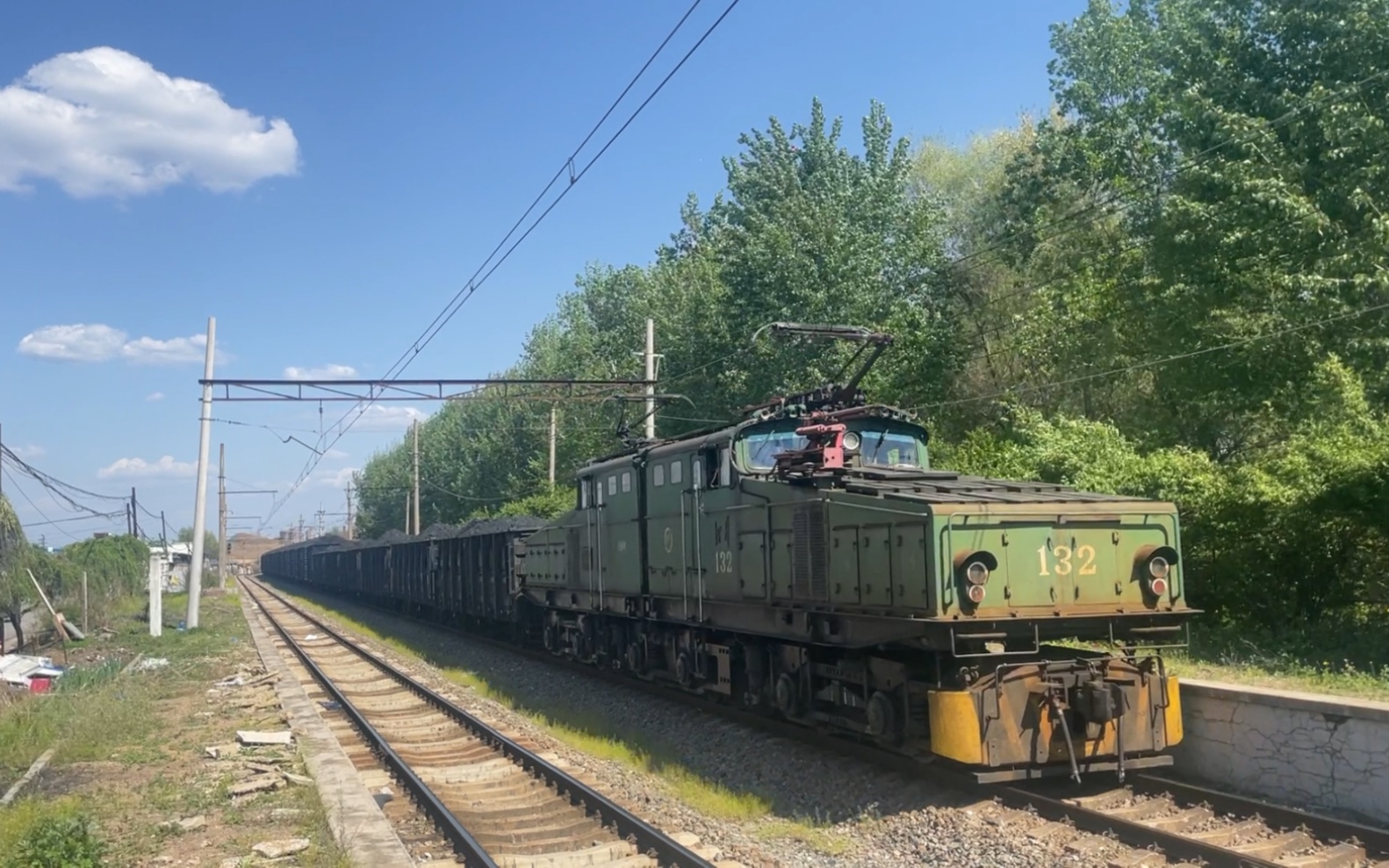 15辆棚车编组的货物列车进入抚顺电铁靶场站北龙凤站站外停车发车进站