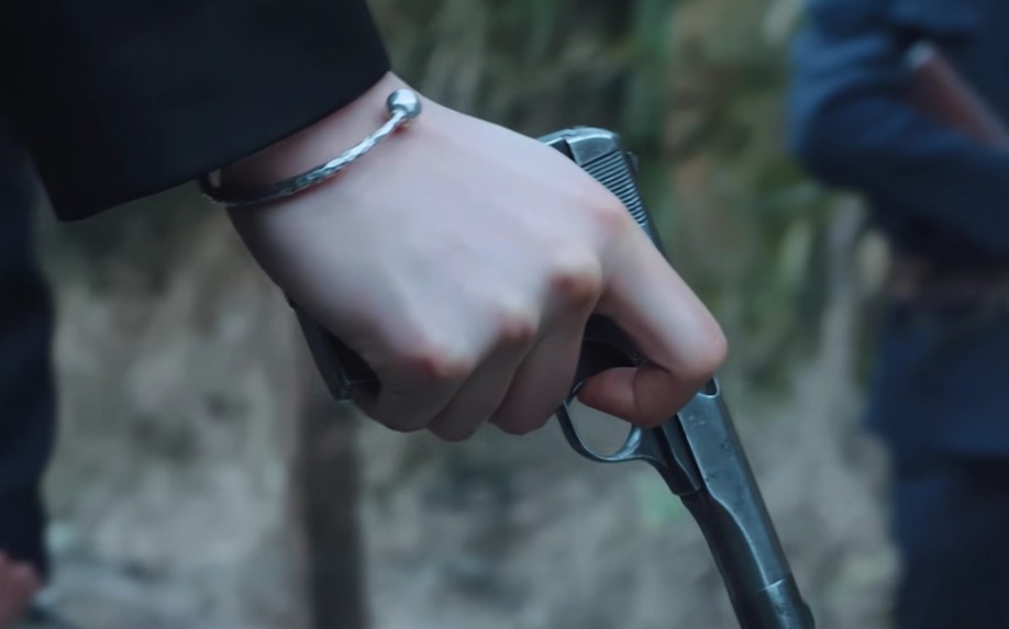 【刘宇宁61卫乘风】风风的手又白又长,戴上银镯更欲.