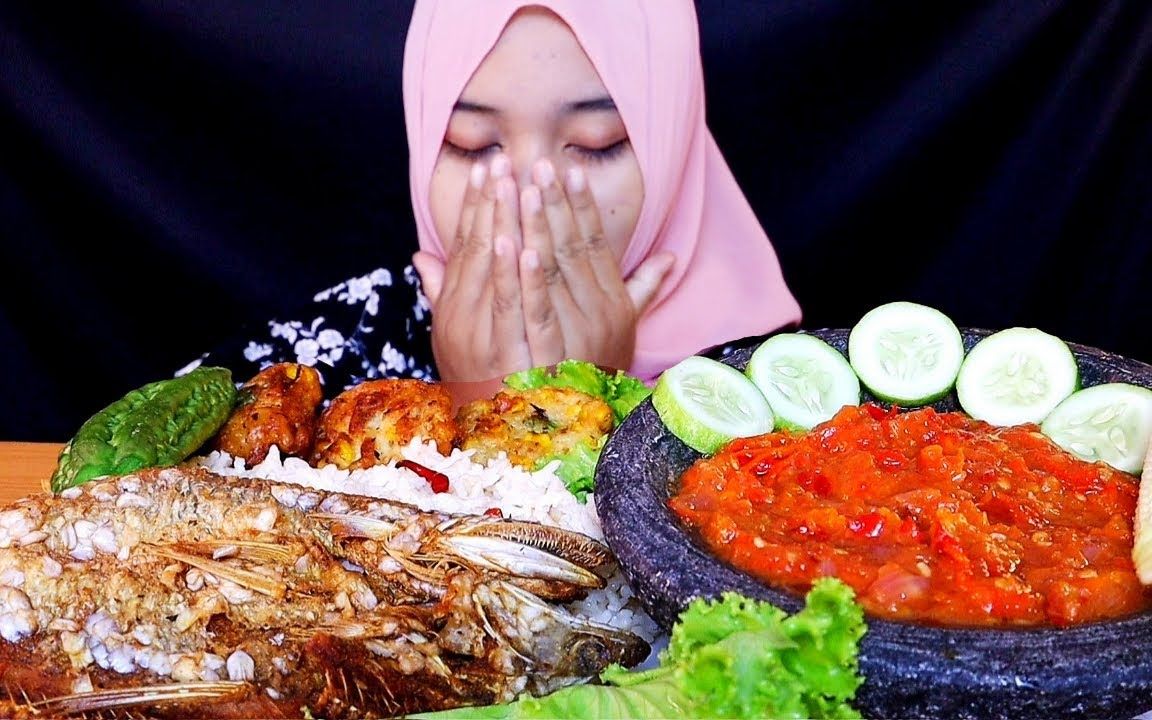 【美女吃货】美女吃着美味的手抓饭,干净又卫生