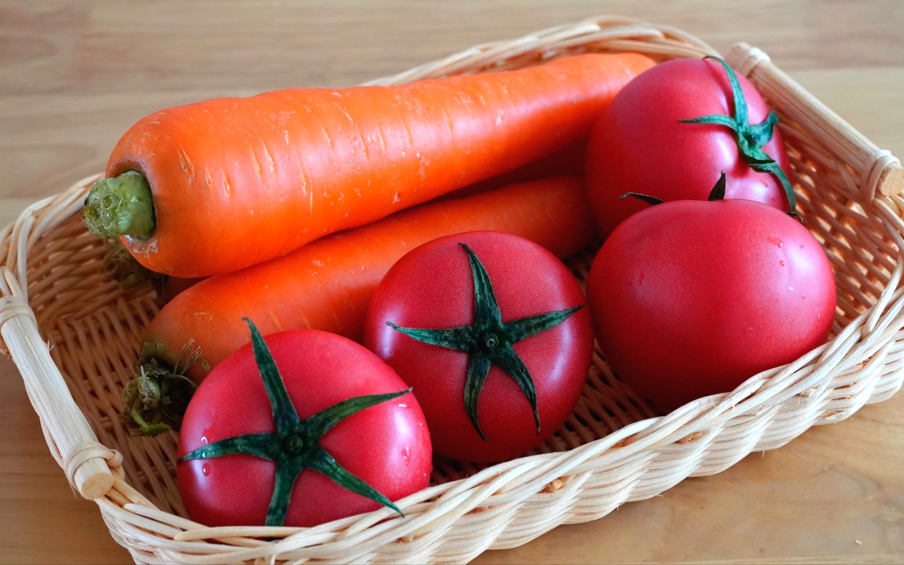 桌子上的西红柿,胡萝卜和萝卜-千叶网