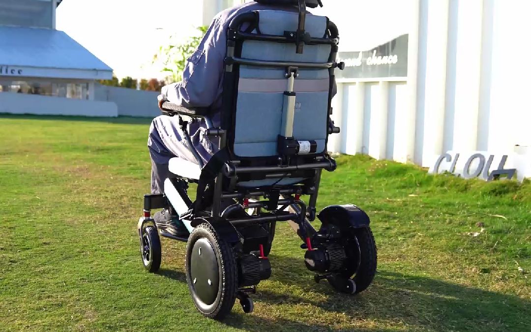 护卫神新升级电动轮椅,老人出行好物,还能躺下休息