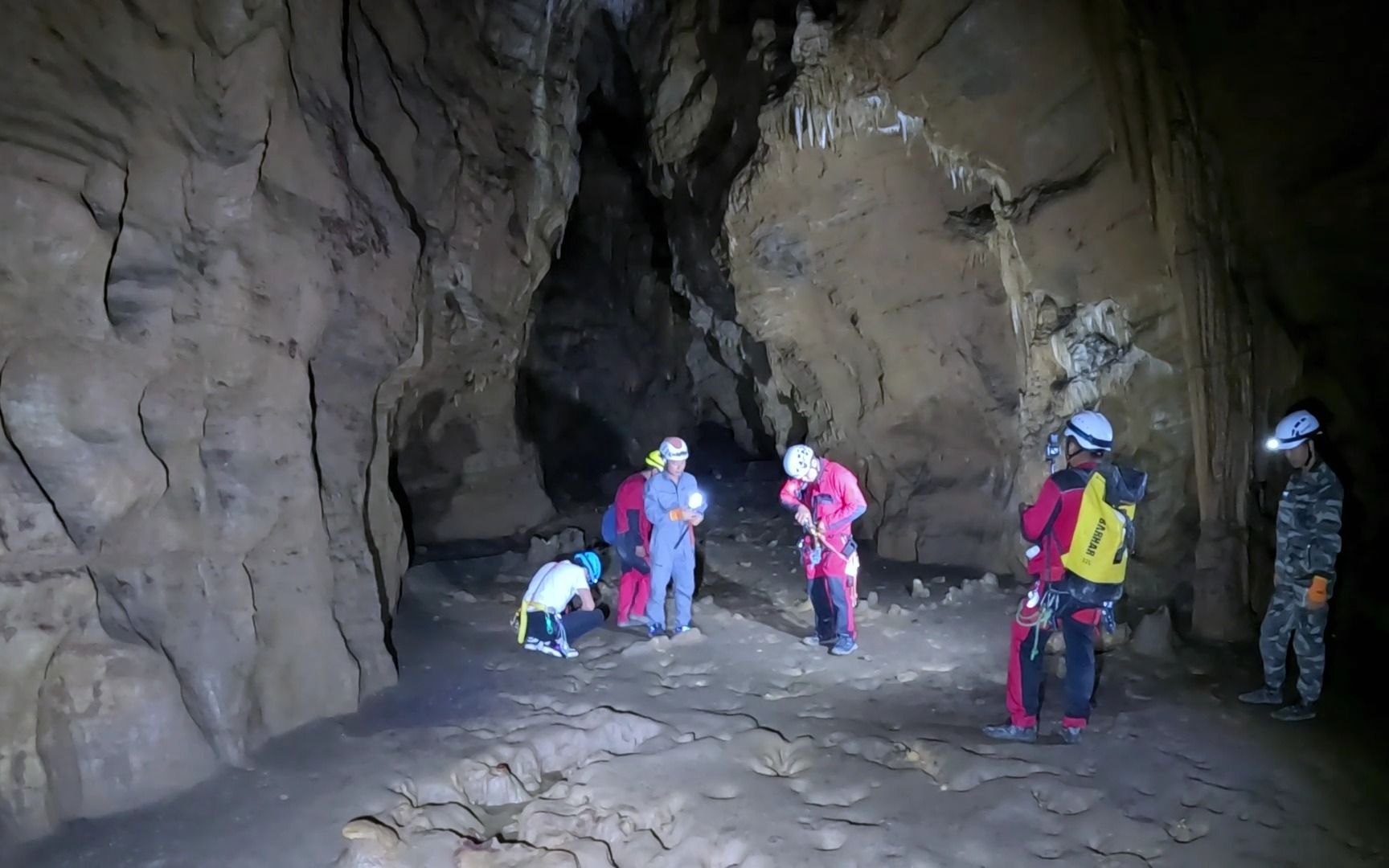 [图]探秘绝壁山洞，里面白骨成堆，差点永远留在这里