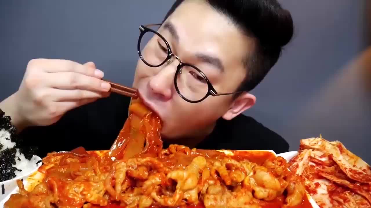 【韩国吃播,咀嚼音】眼镜小哥-大宽粉配饭还有鸡爪肉和泡菜大口吞咽