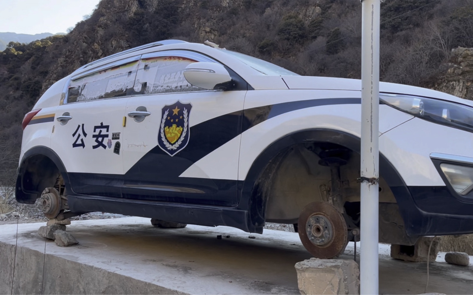 刚进入西藏就在国道边发现一辆报废警车看看怎么回事
