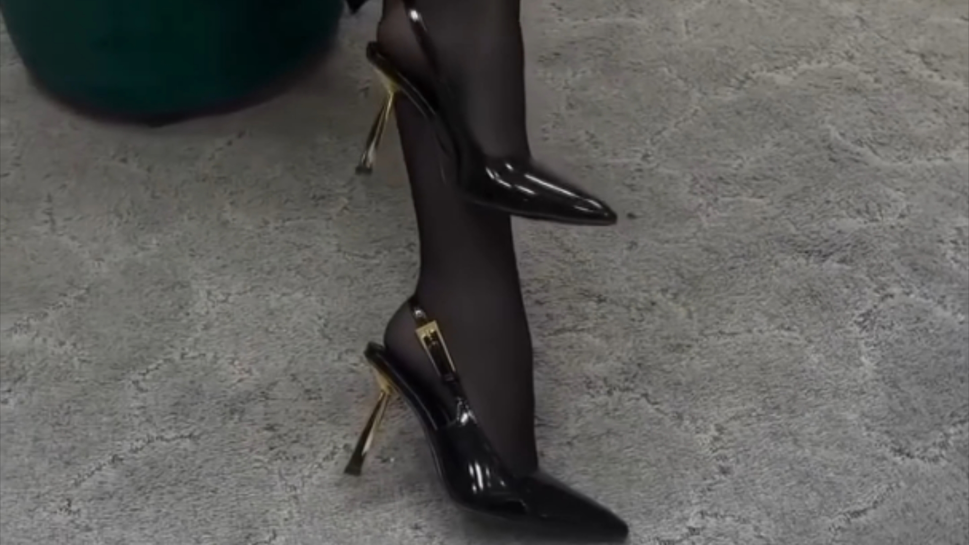 黑色金属质感高跟鞋