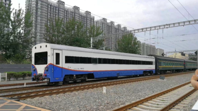 z16次(哈尔滨-北京)尾挂哈局原色轨检wx25t999322通过北京水南庄道口.