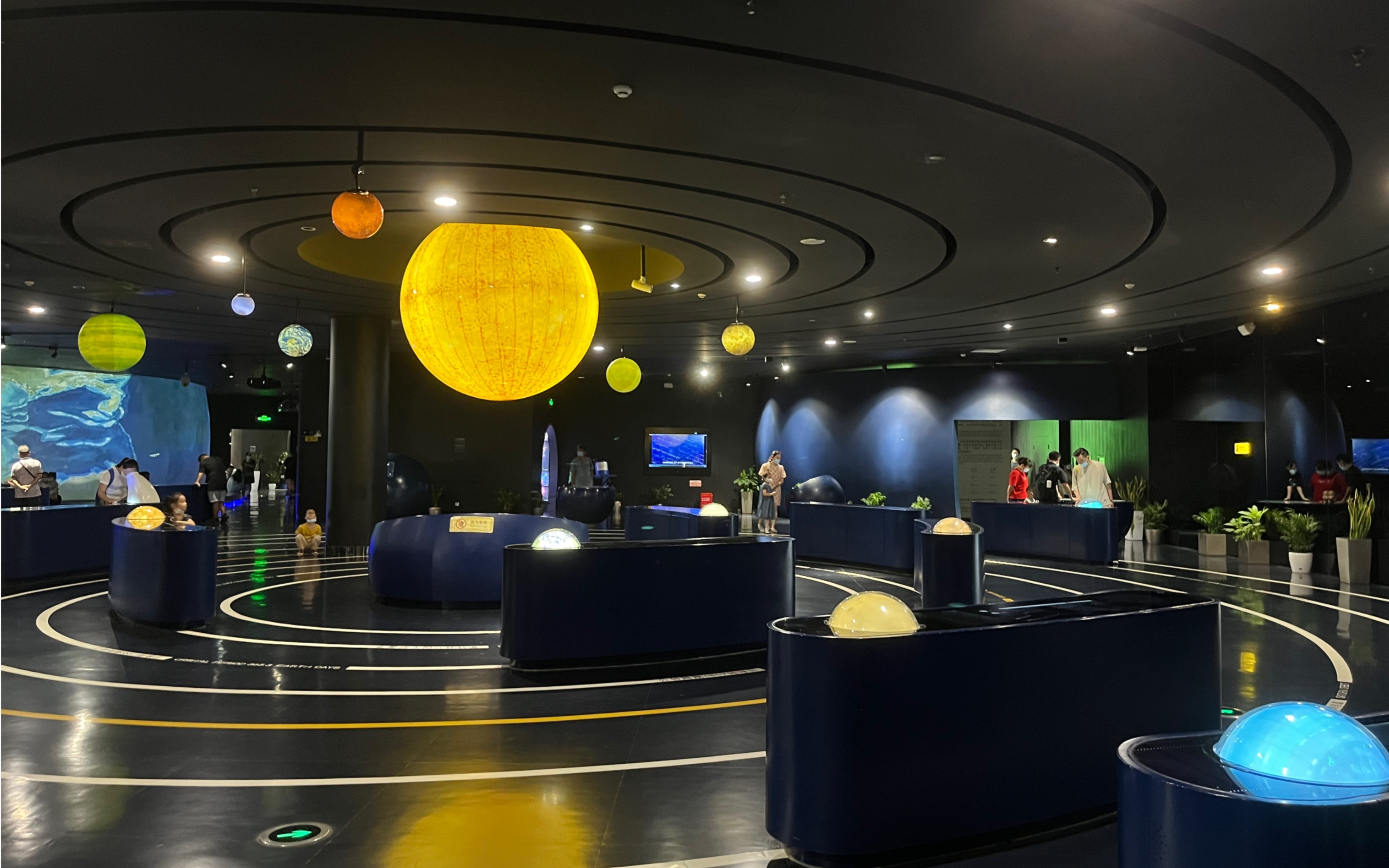 a day with me武汉一日游 武汉科技馆的天文馆是上海天文馆mini的