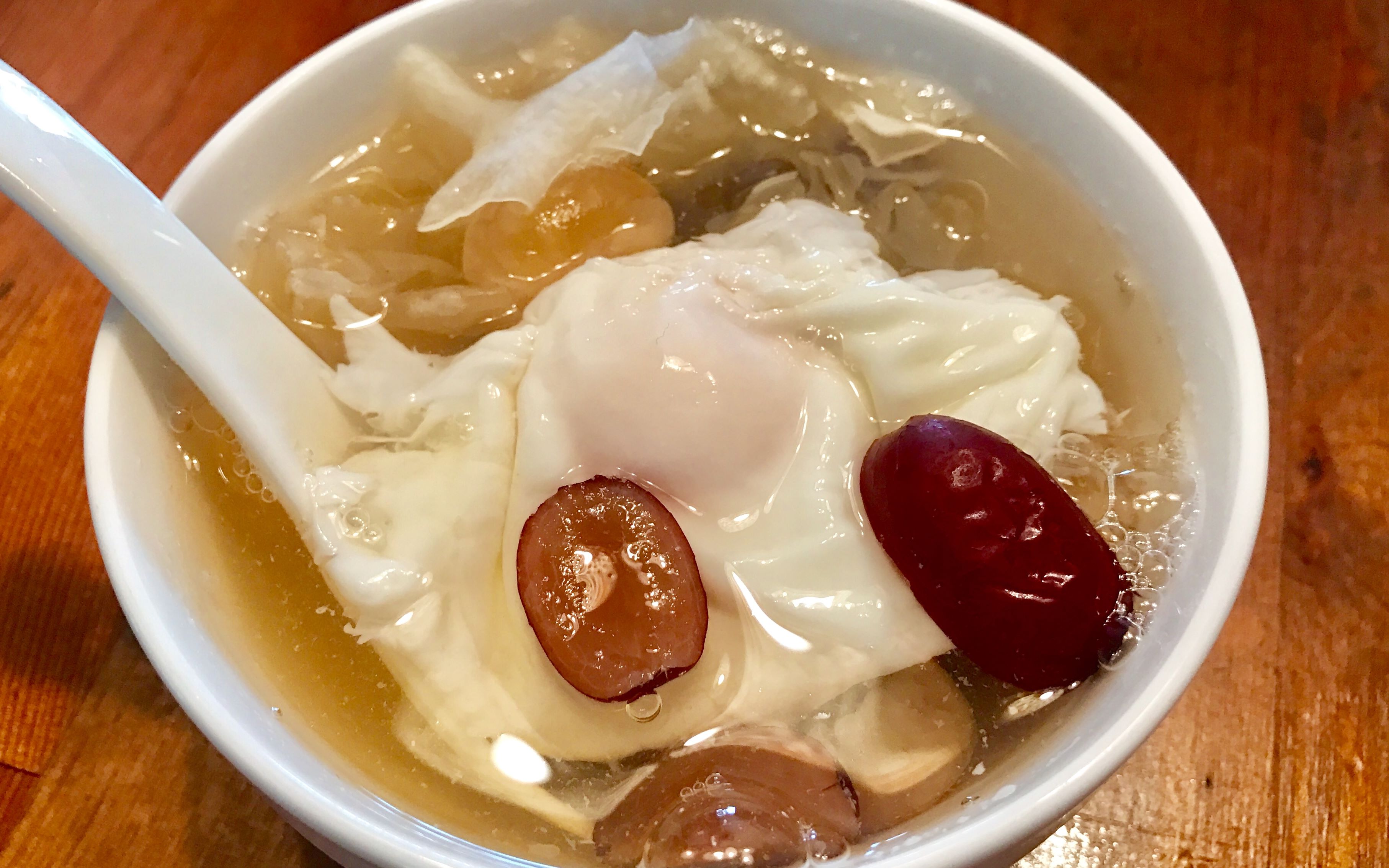 雪耳鸡蛋糖水是一种传统的中式甜品,由雪耳,鸡蛋和糖水组成.