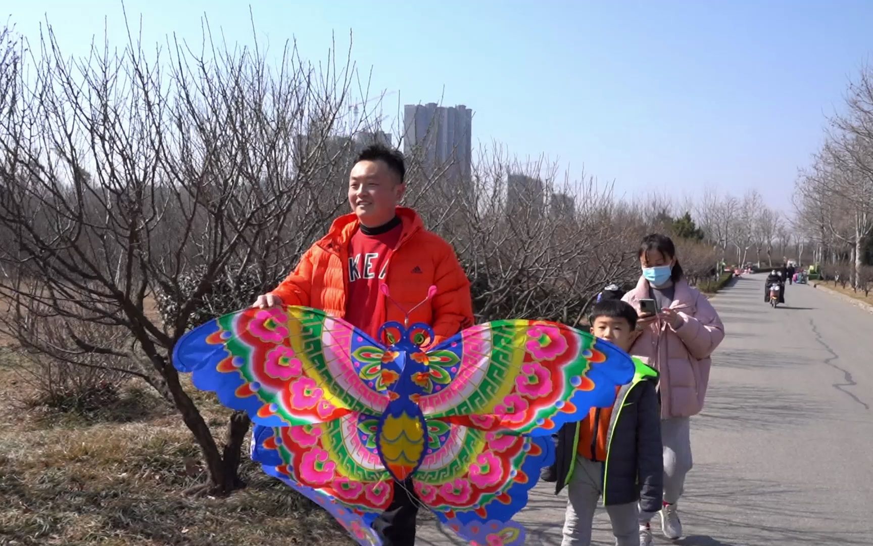 [图]二月的莱西，春潮涌动。从田间地头到施工工地，到处一派繁忙的景象。