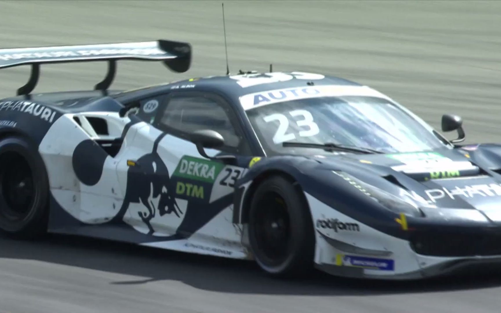 dtm 纽博格林 2021红牛车手阿尔本驾驶法拉利赛车战胜了梅奔和宝马