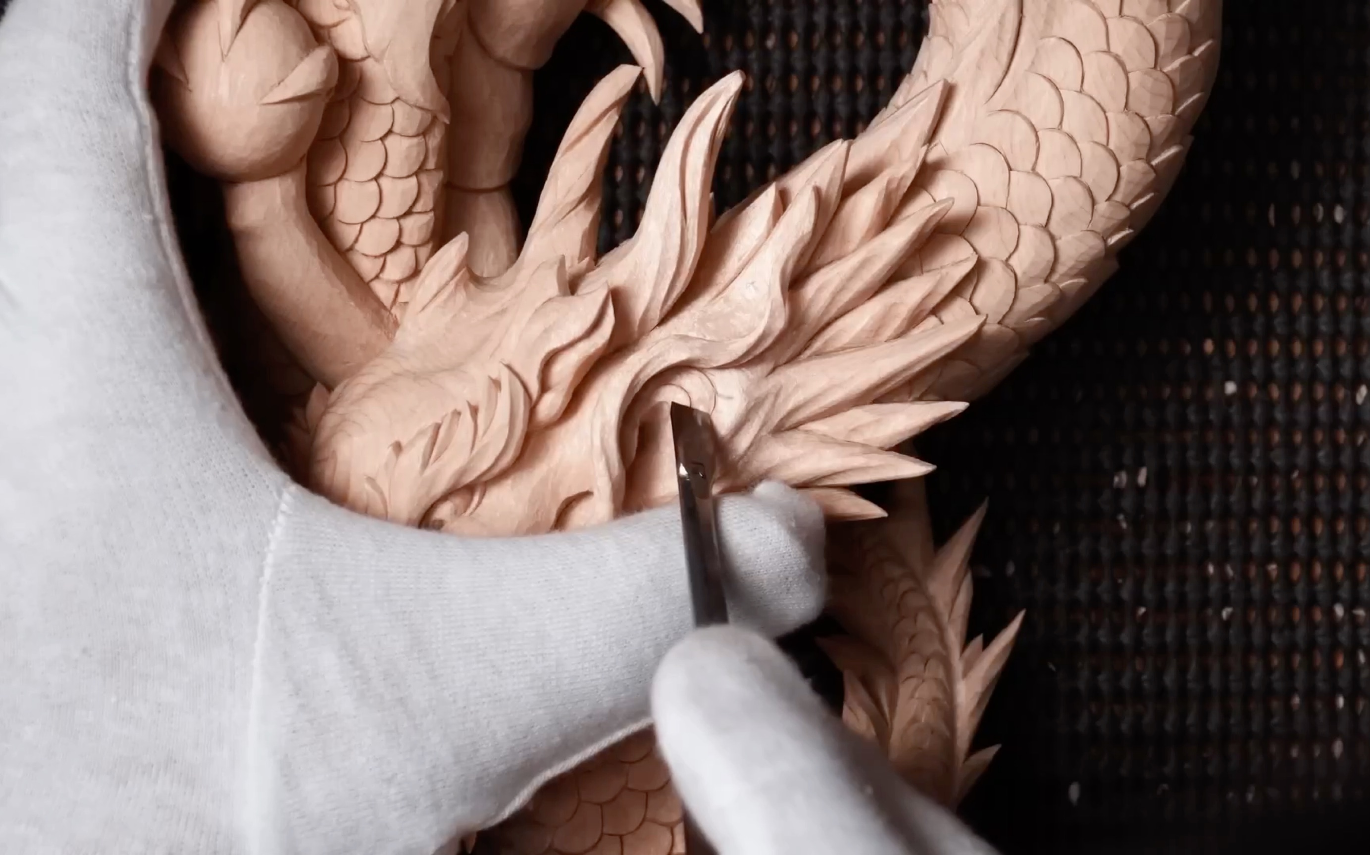 传统木雕技术制作木龙的过程