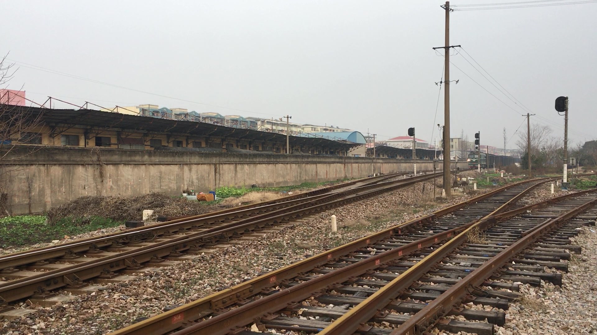 df4b3901龙头牵引47560次列车桃浦站2道弯路通过