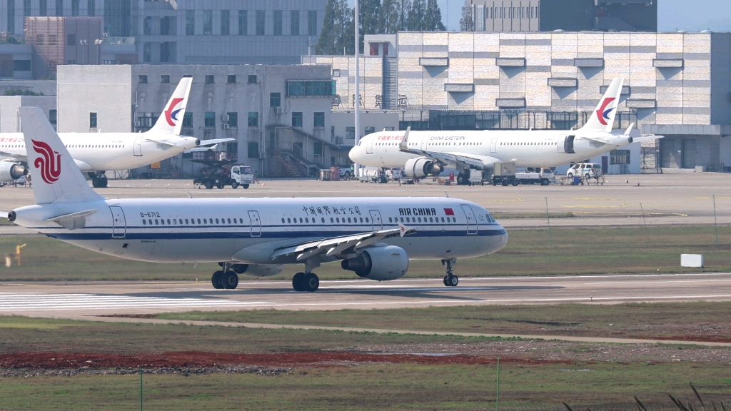 国航a321载旗起飞