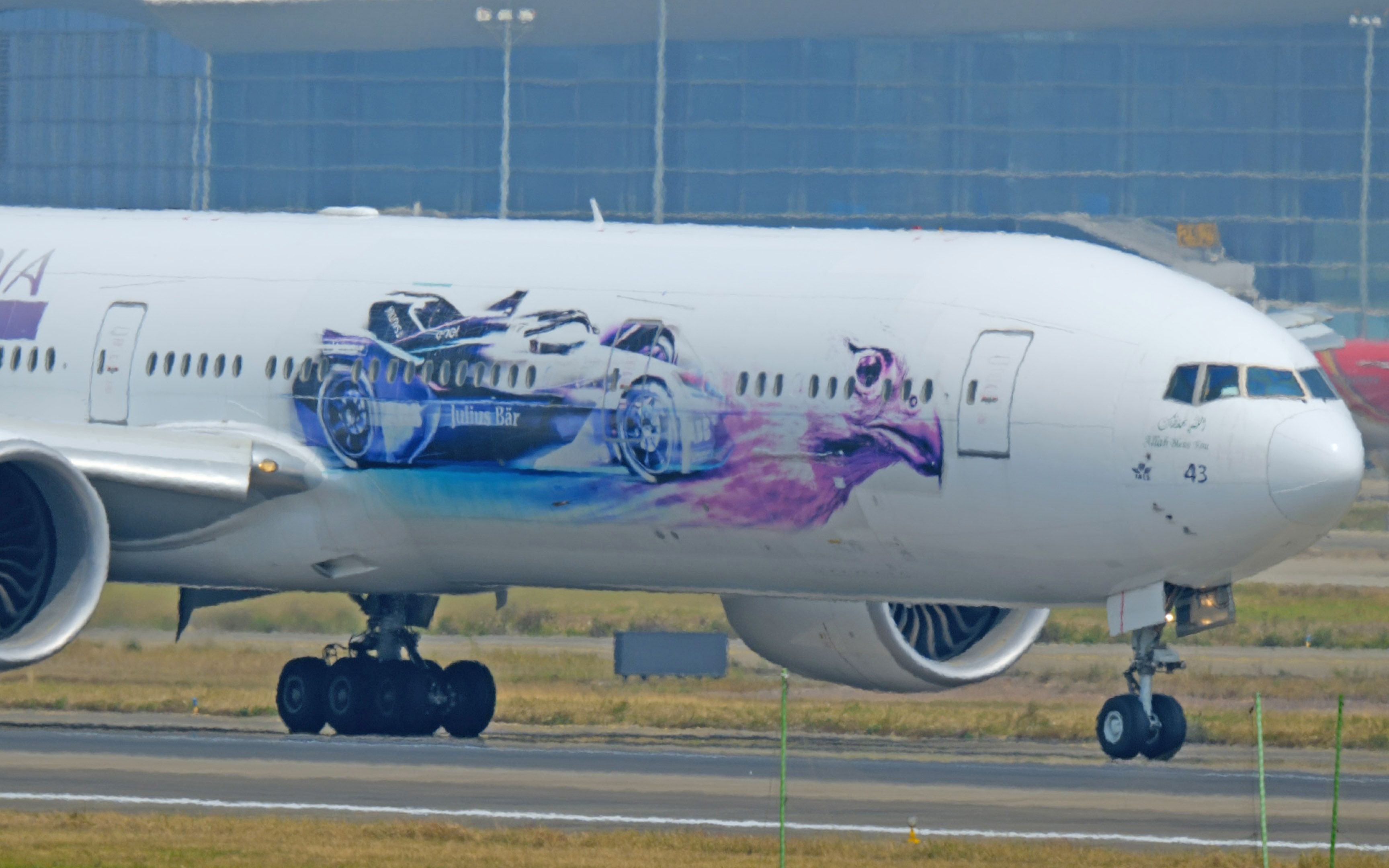 一架沙特航空彩绘机b777,降落在"靓仔机场"