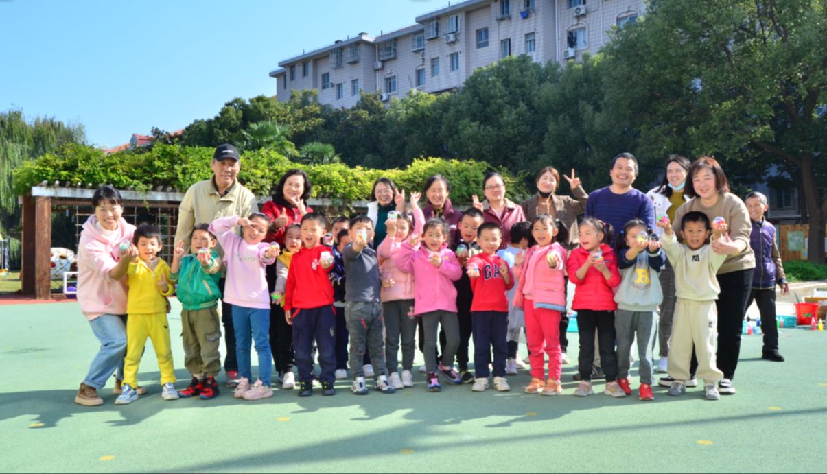 家长开放日是幼儿园的常规活动,是为了让家长更直观地了解孩子在幼儿园的学习和生活情况,零距离感受孩子在幼儿园的点滴成长.哔哩哔哩bilibili