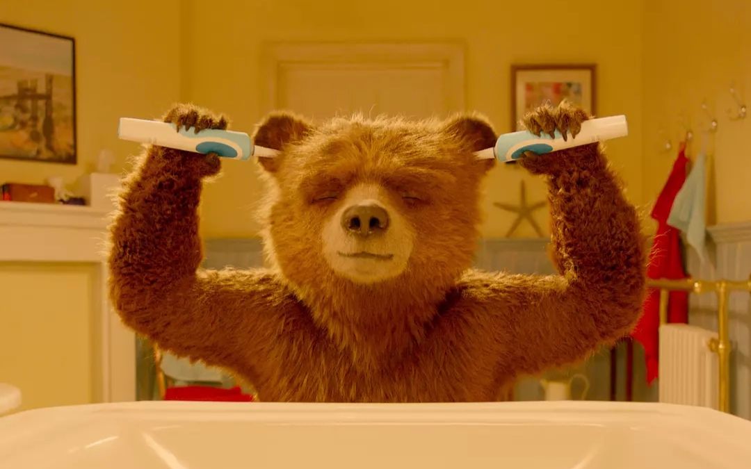 五分钟看完暖心动画片帕丁顿熊2这只小熊不止会卖萌还会查案