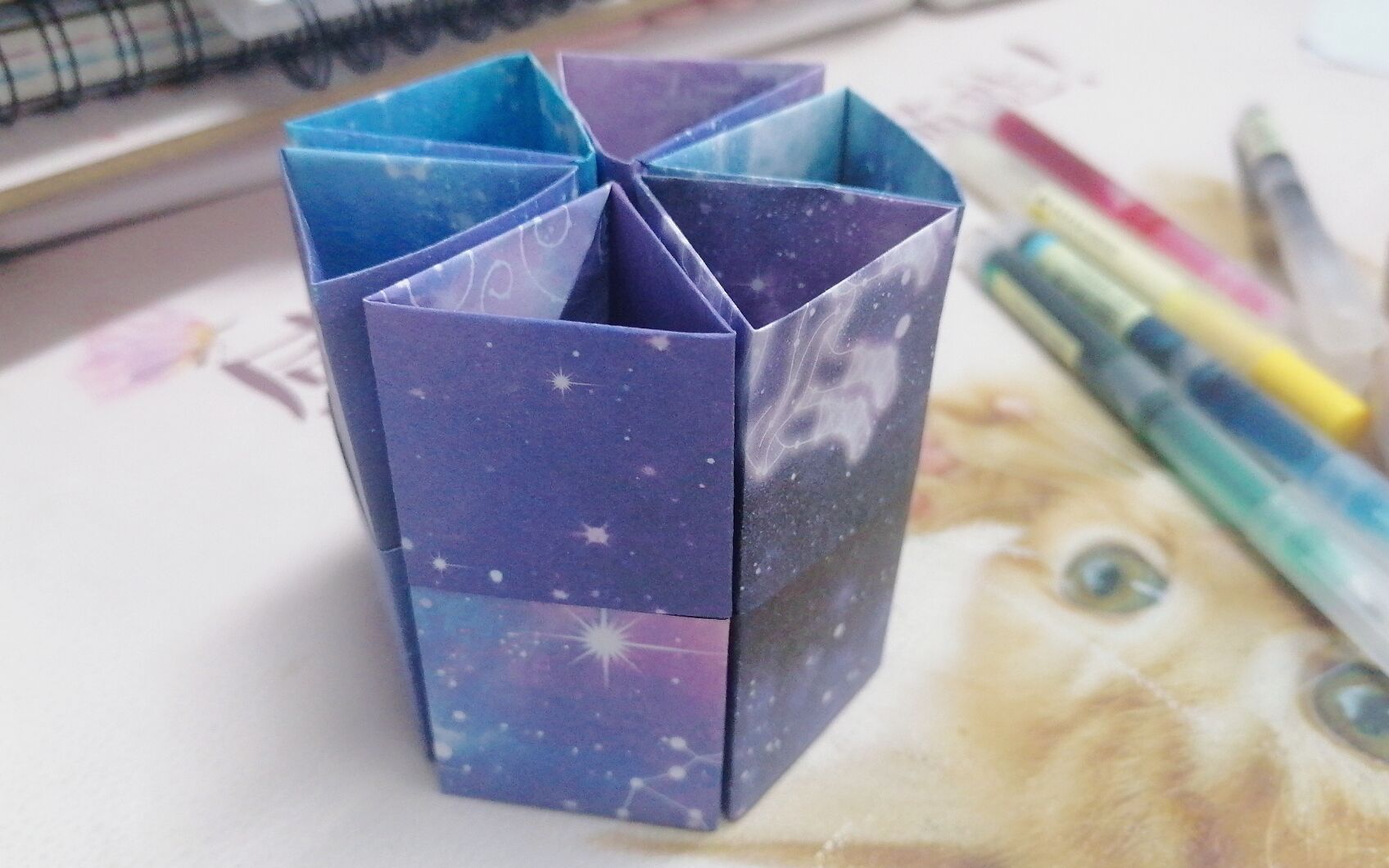 一张纸折文具盒图片
