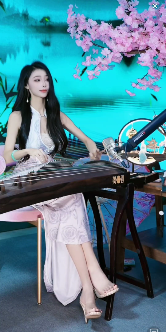 古装美女的翘腿古筝曲