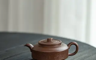 宜兴紫砂壶三足周盘曼生十八式老紫泥··球孔此壶由传统经典器型周盘改良而来