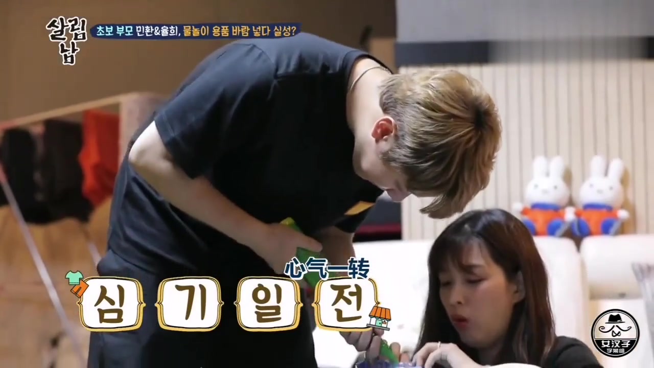 金律喜和老公用嘴给赞儿的游泳圈吹气,头都吹晕了才发现有打气筒