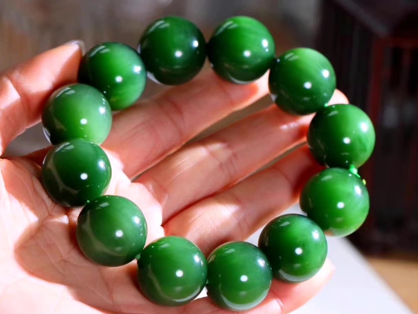 极品和田玉碧玉菠菜绿手串,超大珠径,浓绿鲜艳,佩戴回光流转,经典圆珠