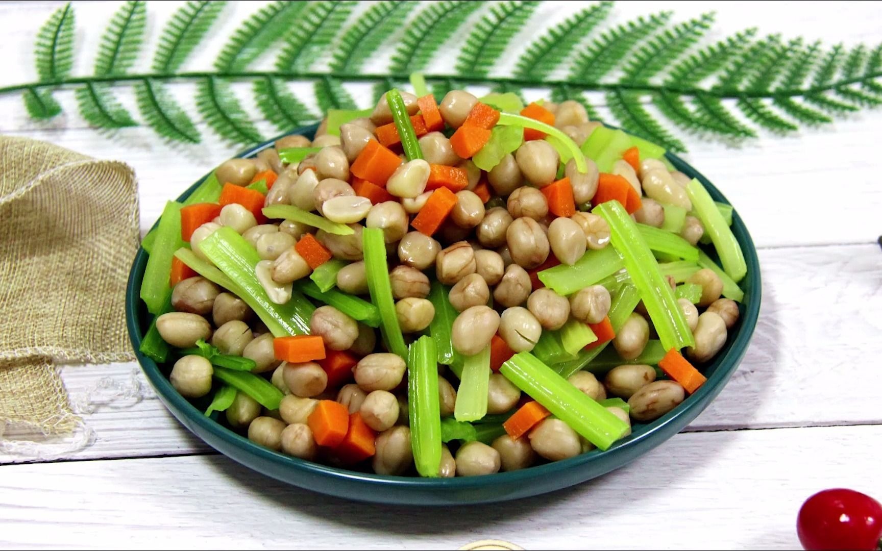 水煮五香花生米,清脆爽口一点也不腻,做法还非常简单