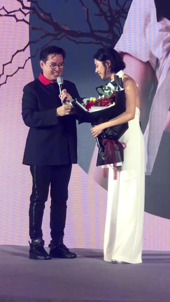 谭咏麟校长为自己的女学生李幸倪嚓眼泪