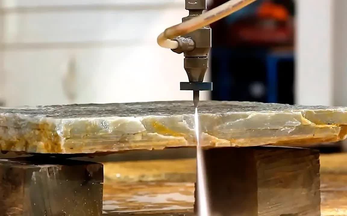 [图]THIS IS AMAZING, THE WATER CUTS THE STONE! YOU MUST SEE IT!| 这太神奇了，水切成石头！