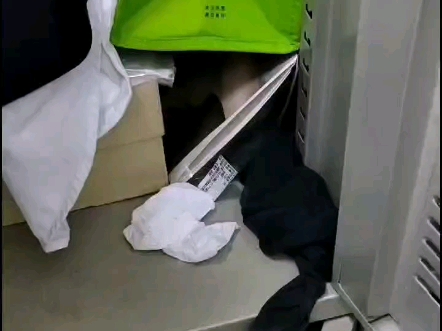 更衣室为什么放这么多丝袜呢?