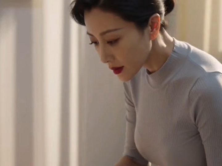云载清希（23）陈希接徐茜回去后，发现自己有点力不从心，就去找李医生看病，结果从不生病的陈希得了感冒，陈希病好后，大家都让陈希休息，陈希去海边散心，发现有人轻生