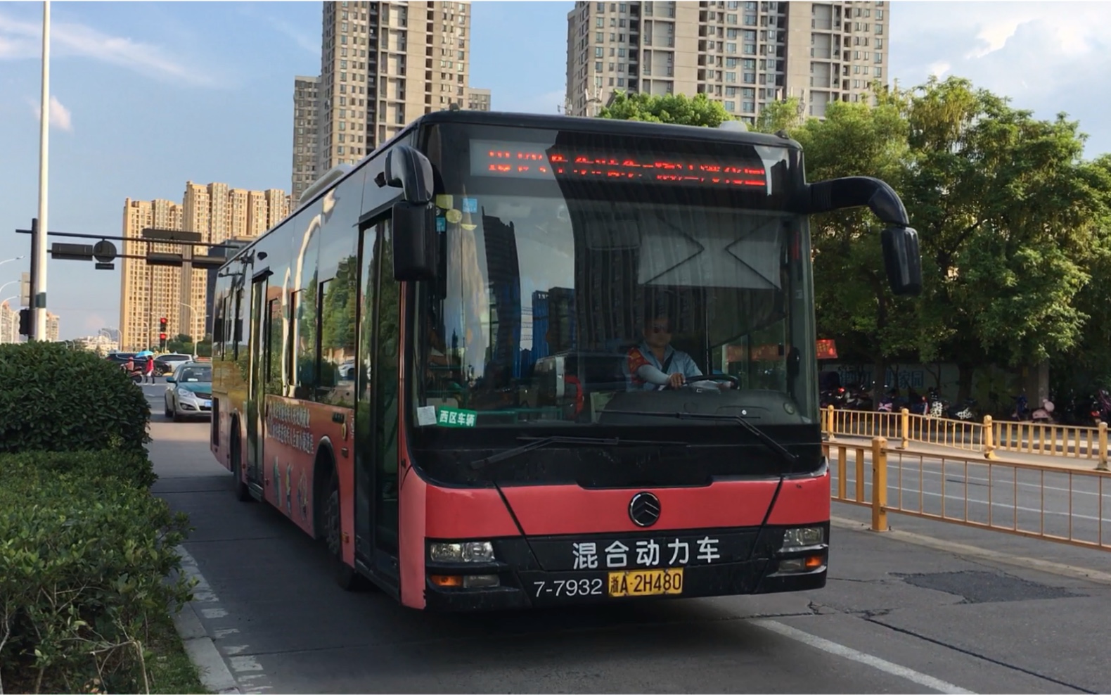 杭州公交 xml6125jhev88c 107路 7-7932 拍摄于新生站